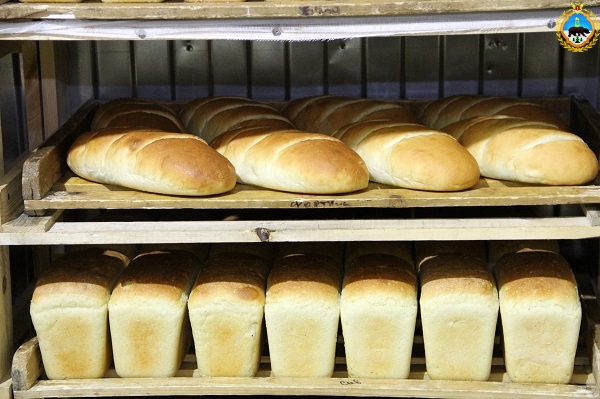 Пациенты ухтинской больницы едят свежий хлеб из колонии