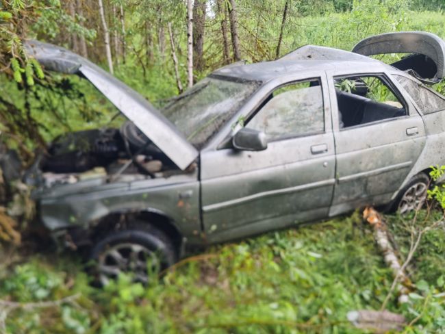 Водитель ВАЗ-2112 вылетел в кювет на 46 км автодороги Ухта - Троицко-Печорск