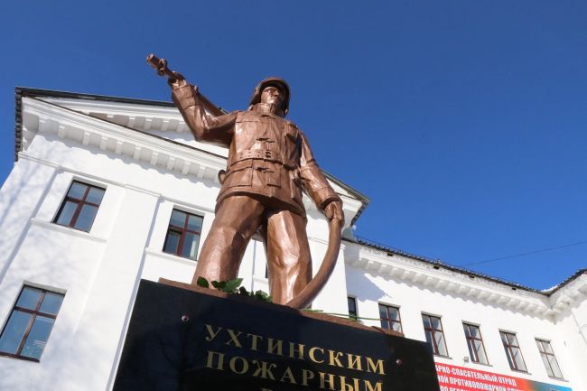 В Ухте открыли «памятник пожарным всех поколений»